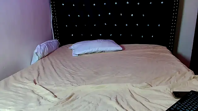 Toomuchbooty33 online show from 09/30/25, 12:54