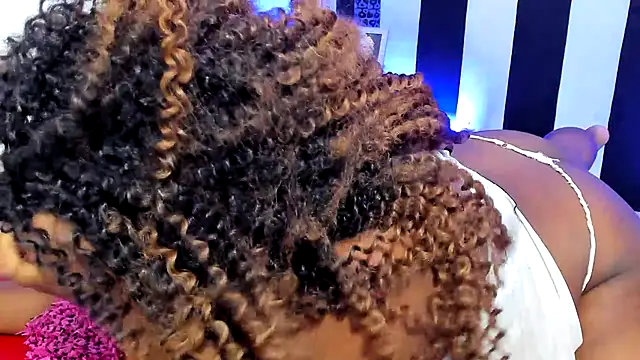 Snapshot of YeminaLeman chatting on 01/19/25, 03:53 YeminaLeman online show from 01/19/25, 03:53