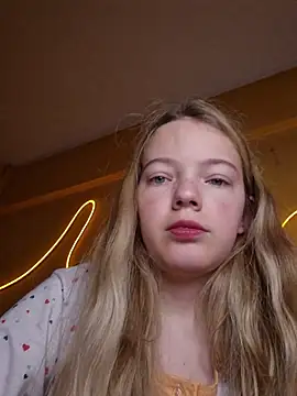 Snapshot of -veranito- chatting on 09/22/25, 03:08 -veranito- online show from 09/22/25, 03:08