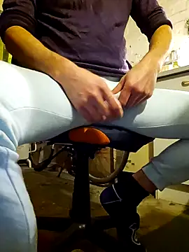 Snapshot of PassiveStute25 chatting on 04/21/26, 03:50 PassiveStute25 online show from 04/21/26, 03:50