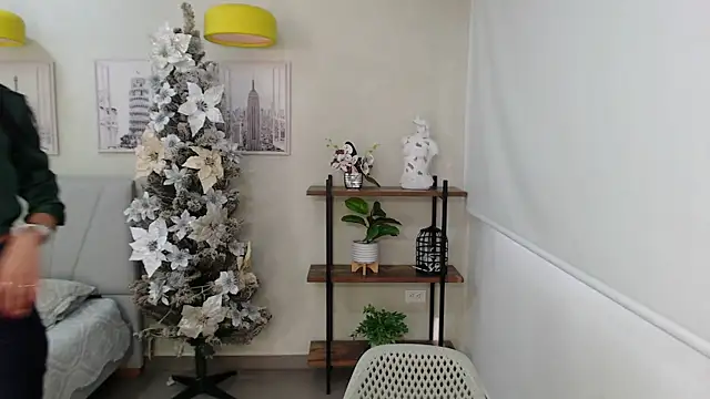 Snapshot of Sassy--Girl chatting on 12/23/24, 07:09 Sassy--Girl online show from 12/23/24, 07:09