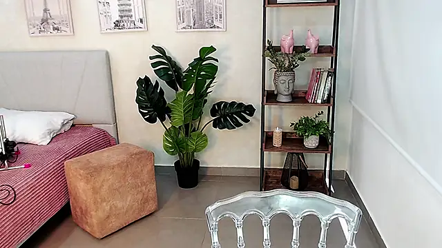 Snapshot of Sassy--Girl chatting on 02/19/25, 06:10 Sassy--Girl online show from 02/19/25, 06:10