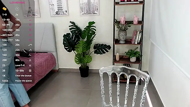 Snapshot of Sassy--Girl chatting on 02/24/25, 06:04 Sassy--Girl online show from 02/24/25, 06:04