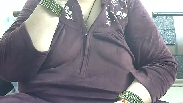 Snapshot of Kavya_XX chatting on 11/13/25, 04:17 Kavya XX online show from 11/13/25, 04:17