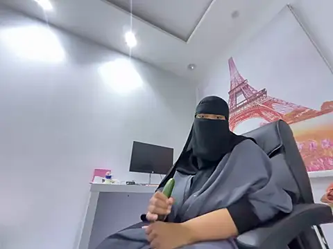 Snapshot of Submissive_Arab chatting on 02/15/25, 12:37 Submissive Arab online show from 02/15/25, 12:37