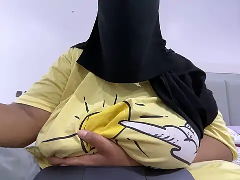 Snapshot of Submissive_Arab chatting on 02/21/25, 11:10 Submissive Arab online show from 02/21/25, 11:10