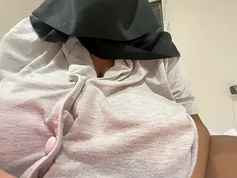 Snapshot of Submissive_Arab chatting on 04/06/26, 12:17 Submissive Arab online show from 04/06/26, 12:17