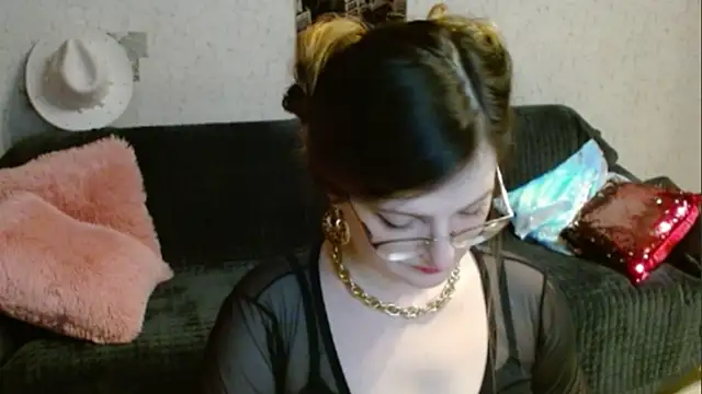 Snapshot of Arielsssplash chatting on 12/17/25, 02:45 Arielsssplash online show from 12/17/25, 02:45