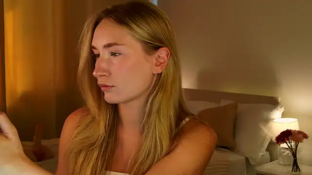 Snapshot of bella__rose chatting on 04/29/26, 12:09 bella rose online show from 04/29/26, 12:09