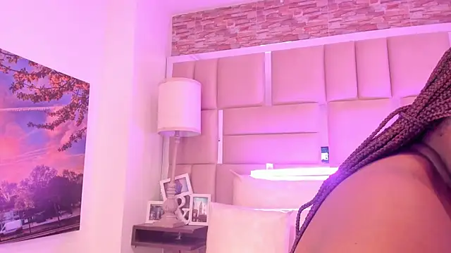 ShaniaBrownn online show from 04/18/26, 11:47