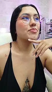 LauraRuiz1 online show from 05/04/26, 11:23