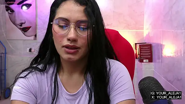 LauraRuiz1 online show from 05/15/26, 11:01
