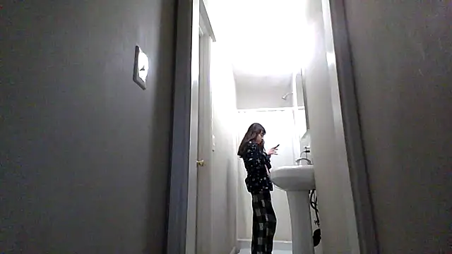 Snapshot of petitedoll29 chatting on 11/18/25, 08:24 petitedoll29 online show from 11/18/25, 08:24