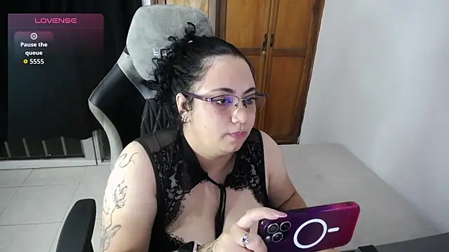 Snapshot of desireefiore chatting on 04/22/26, 02:14 desireefiore online show from 04/22/26, 02:14