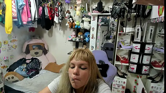 Snapshot of allsson_queen chatting on 07/12/26, 02:02 allsson queen online show from 07/12/26, 02:02