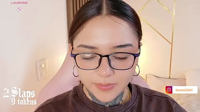 Snapshot of kim_blake chatting on 02/04/26, 12:11 kim blake online show from 02/04/26, 12:11