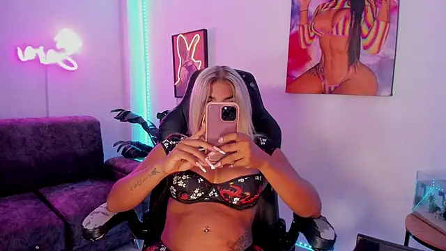 Snapshot of xLatinahotx chatting on 08/03/26, 10:32 xLatinahotx online show from 08/03/26, 10:32