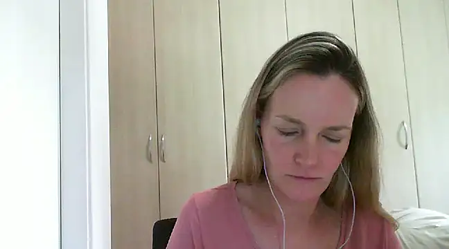 Snapshot of Annylove1 chatting on 02/14/25, 04:20 Annylove1 online show from 02/14/25, 04:20