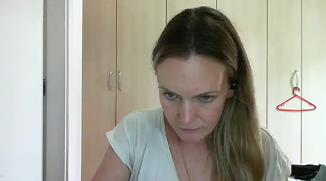 Snapshot of Annylove1 chatting on 03/18/25, 06:04 Annylove1 online show from 03/18/25, 06:04