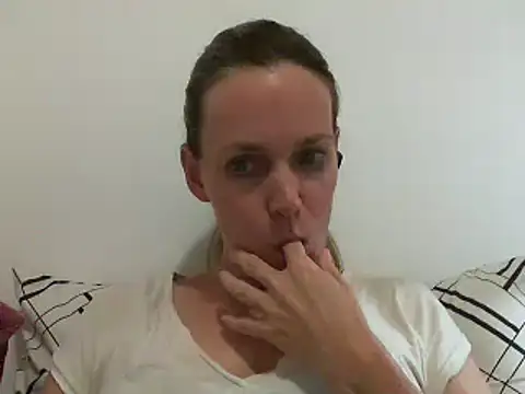 Snapshot of Annylove1 chatting on 03/19/25, 10:42 Annylove1 online show from 03/19/25, 10:42