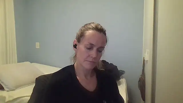 Snapshot of Annylove1 chatting on 10/18/25, 12:13 Annylove1 online show from 10/18/25, 12:13