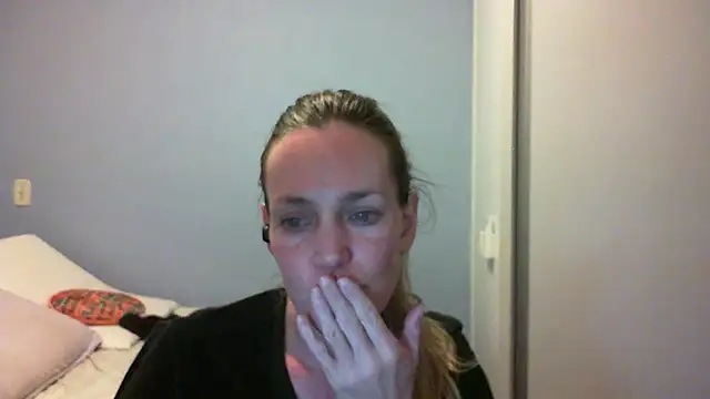 Snapshot of Annylove1 chatting on 10/19/25, 12:22 Annylove1 online show from 10/19/25, 12:22