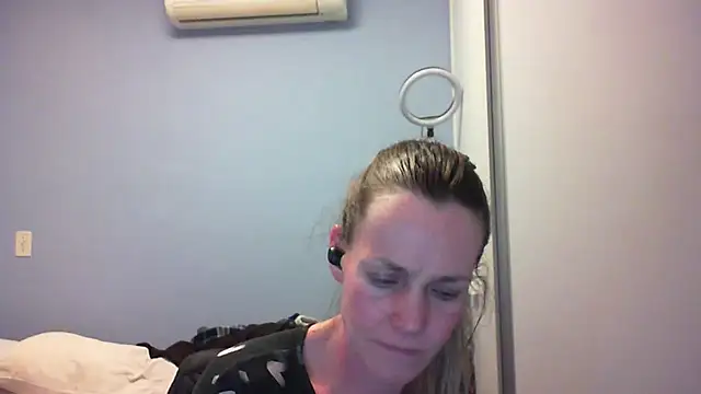 Snapshot of Annylove1 chatting on 10/27/25, 12:04 Annylove1 online show from 10/27/25, 12:04