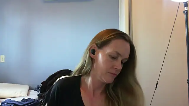 Snapshot of Annylove1 chatting on 10/29/25, 03:47 Annylove1 online show from 10/29/25, 03:47