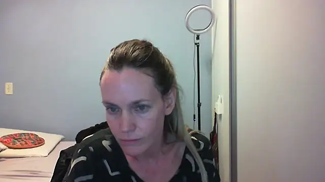 Snapshot of Annylove1 chatting on 10/31/25, 12:11 Annylove1 online show from 10/31/25, 12:11