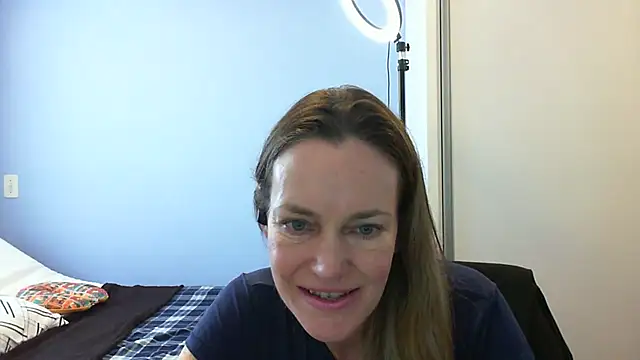 Snapshot of Annylove1 chatting on 11/05/25, 11:43 Annylove1 online show from 11/05/25, 11:43