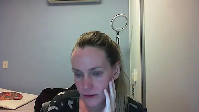 Snapshot of Annylove1 chatting on 11/08/25, 12:11 Annylove1 online show from 11/08/25, 12:11