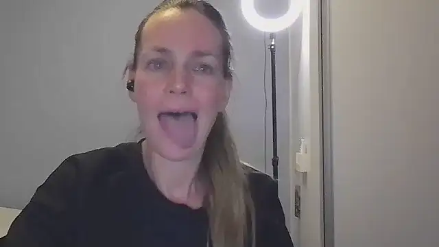 Snapshot of Annylove1 chatting on 11/13/25, 11:47 Annylove1 online show from 11/13/25, 11:47