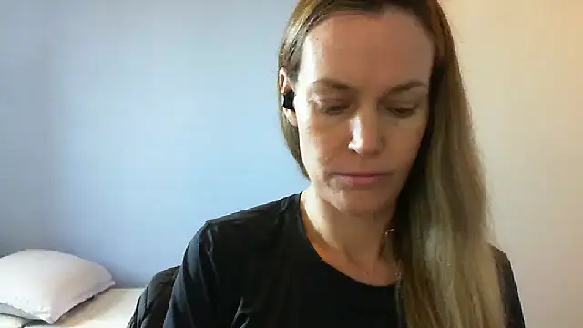 Snapshot of Annylove1 chatting on 11/19/25, 10:48 Annylove1 online show from 11/19/25, 10:48