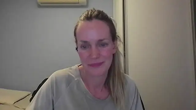 Snapshot of Annylove1 chatting on 11/21/25, 12:21 Annylove1 online show from 11/21/25, 12:21