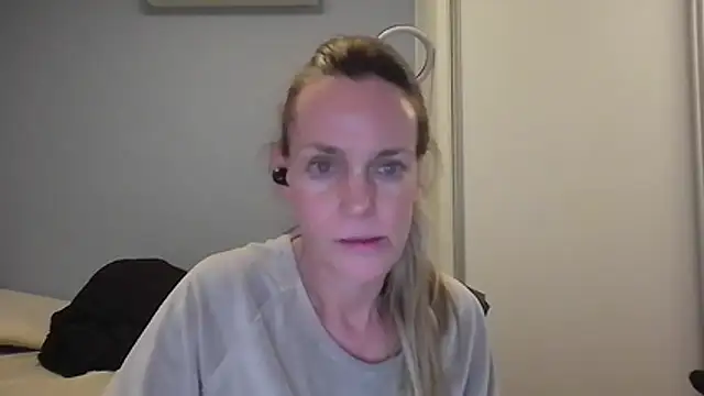 Snapshot of Annylove1 chatting on 11/26/25, 12:11 Annylove1 online show from 11/26/25, 12:11