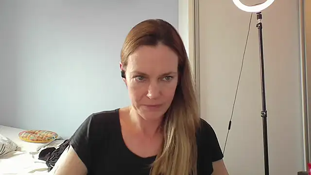 Snapshot of Annylove1 chatting on 12/01/25, 03:50 Annylove1 online show from 12/01/25, 03:50