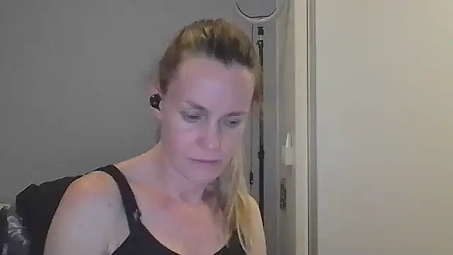 Snapshot of Annylove1 chatting on 12/05/25, 12:19 Annylove1 online show from 12/05/25, 12:19