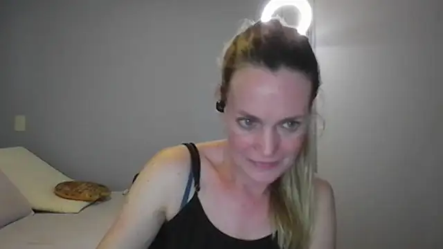 Snapshot of Annylove1 chatting on 12/14/25, 12:27 Annylove1 online show from 12/14/25, 12:27