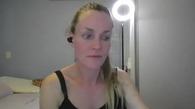 Snapshot of Annylove1 chatting on 12/17/25, 12:16 Annylove1 online show from 12/17/25, 12:16