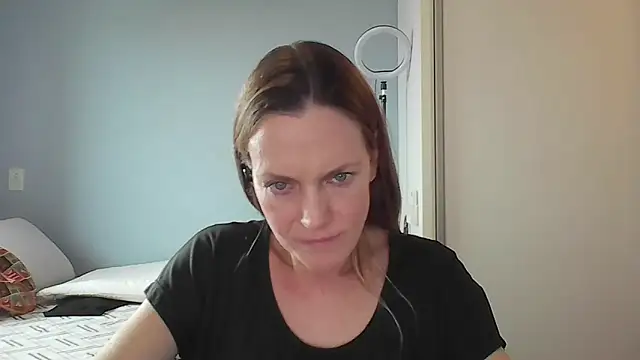 Snapshot of Annylove1 chatting on 12/17/25, 04:02 Annylove1 online show from 12/17/25, 04:02