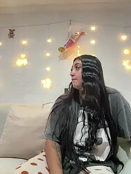 Snapshot of Hannahoff chatting on 12/17/25, 10:27 Hannahoff online show from 12/17/25, 10:27