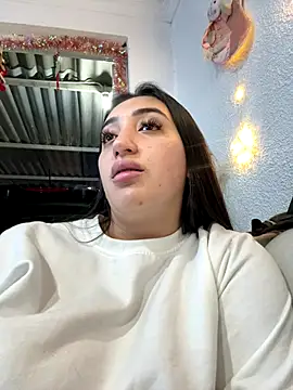 Snapshot of Hannahoff chatting on 12/23/25, 04:10 Hannahoff online show from 12/23/25, 04:10