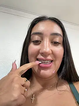 Snapshot of Hannahoff chatting on 02/14/26, 04:09 Hannahoff online show from 02/14/26, 04:09