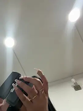 Snapshot of Hannahoff chatting on 04/07/26, 01:17 Hannahoff online show from 04/07/26, 01:17