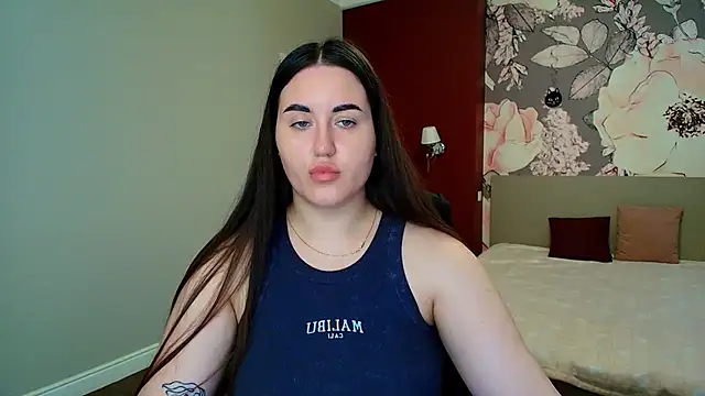 Snapshot of Roxie_Bradley chatting on 06/15/26, 05:31 Roxie Bradley online show from 06/15/26, 05:31