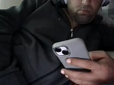 Snapshot of Ca414 chatting on 11/30/25, 12:42 Ca414 online show from 11/30/25, 12:42