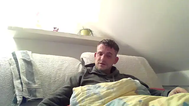 Snapshot of Cambitchboy chatting on 12/17/24, 05:47 Cambitchboy online show from 12/17/24, 05:47