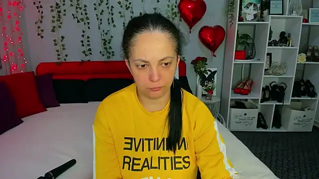 Snapshot of DarlingMilf chatting on 04/10/26, 05:06 DarlingMilf online show from 04/10/26, 05:06