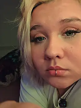 Snapshot of Laura_takint chatting on 10/26/25, 04:29 Laura takint online show from 10/26/25, 04:29