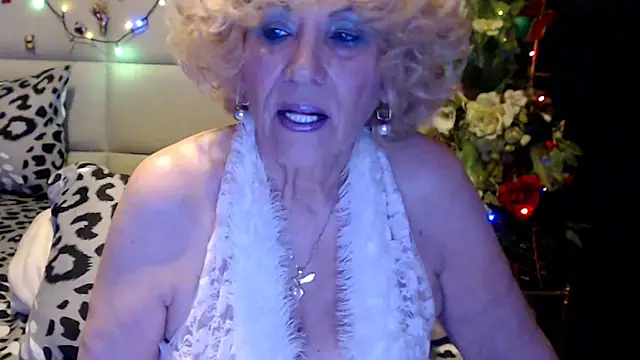 Snapshot of HappyWomanOn chatting on 04/19/26, 08:57 HappyWomanOn online show from 04/19/26, 08:57